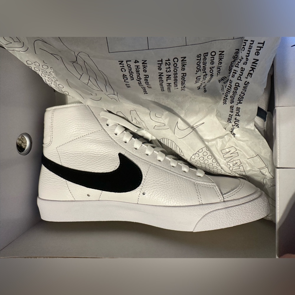 Women’s Nike Blazers (READ DESCRIPTION)